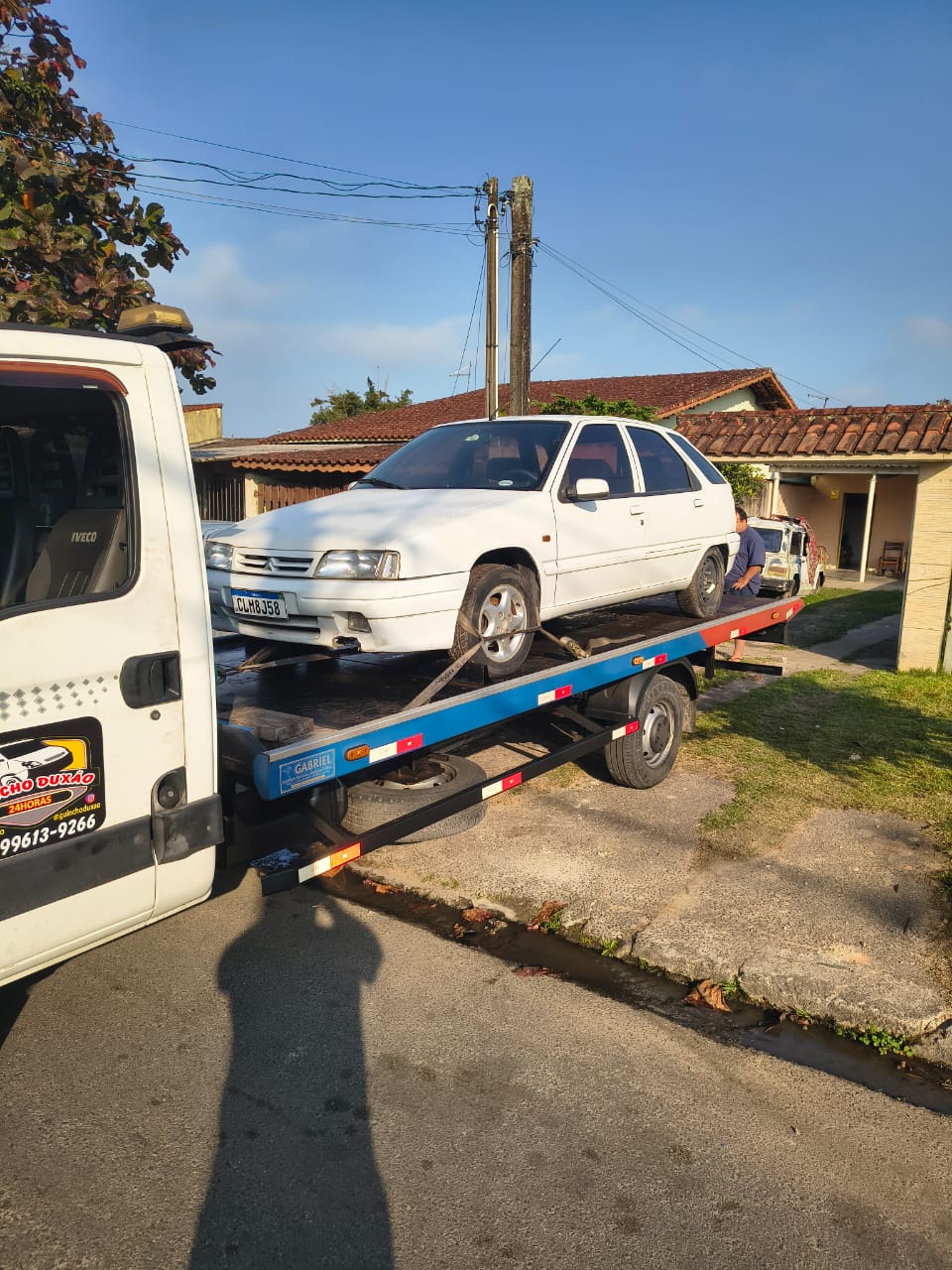 Veículo sendo guinchado pela Guincho Duxão